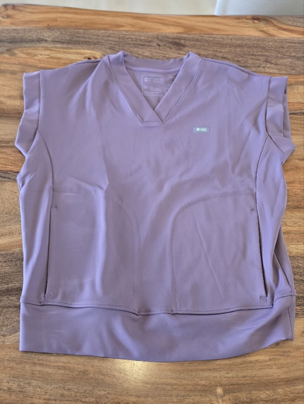 Figs Women’s Short Sleeve V-Neck Top in Lavender